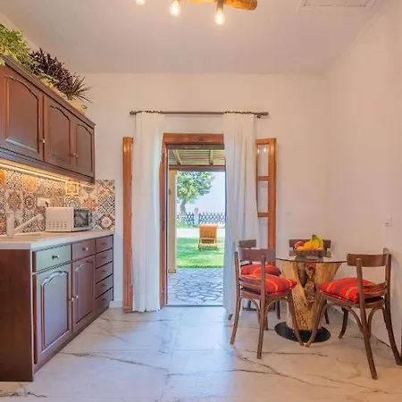 Yiannitsis - Sunset By The Sea, Acharavi Feriehus