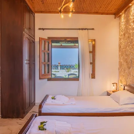 Yiannitsis - Sunset By The Sea, Acharavi Feriehus